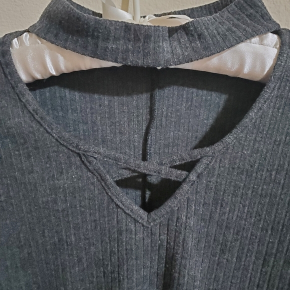 Vaneul | choker sweater with criss cross detail - Picture 5 of 6